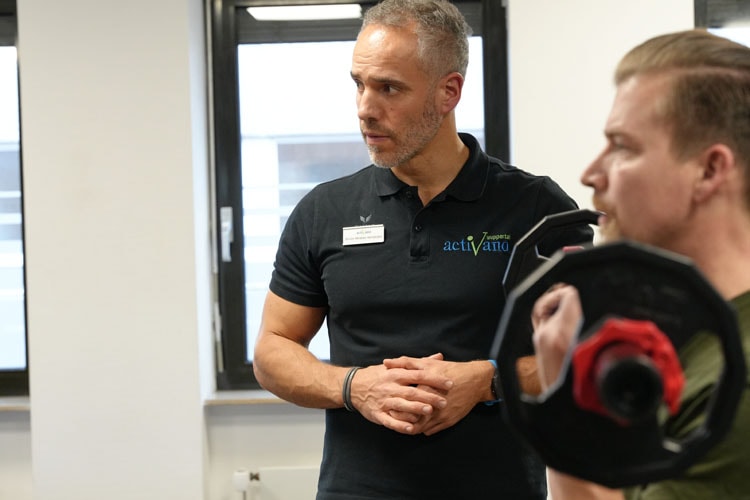 Der Physiotherapeut in der activano Wuppertal geht auf die individuellen Bedürfnisse des Kunden ein - steht also für Patientenorientiertheit.