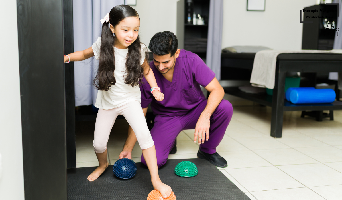 Für Kinder gibt es spezielle Therapiemethoden, wie zum Beispiel Vojtah. Bei Erwachsenen ist es Bobath.